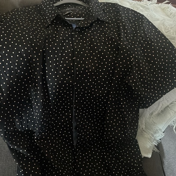 This casual button-down polkadot men shirt brand new, just missing tags - Picture 3 of 3